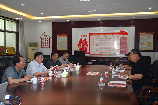 臨汾市市場(chǎng)監(jiān)督管理局局長(zhǎng)、非公企業(yè)黨委書記張東紅<br>在科海集團(tuán)調(diào)研非公黨建工作